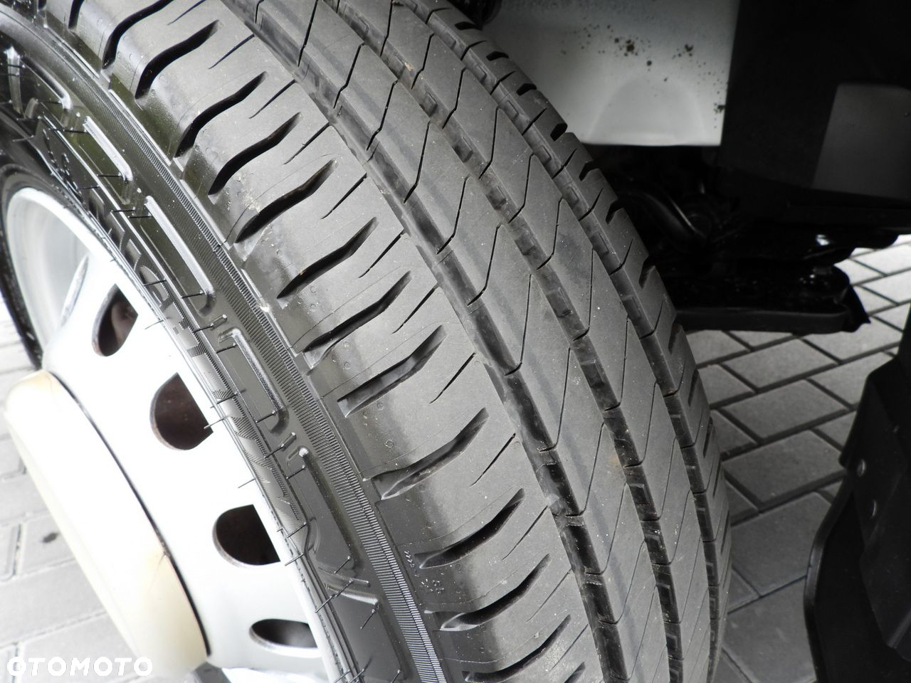 Ford TRANSIT  PLANDEKA 8 PALET TEMPOMAT LEDY BLIŹNIACZE KOŁA KLIMATYZACJA  130KM - 24
