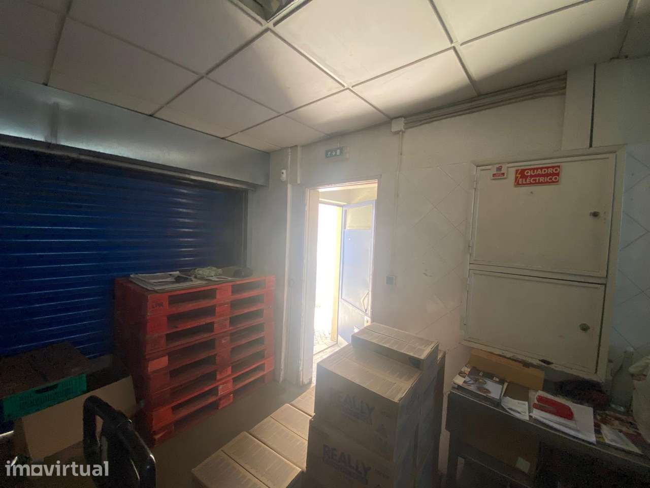 Espaço comercial/armazém com câmaras frigoríficas e monta-cargas - Grande imagem: 3/19