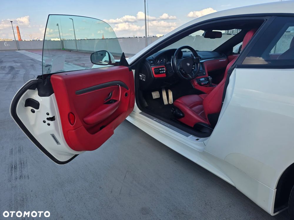 Maserati GranTurismo S Automat - 32
