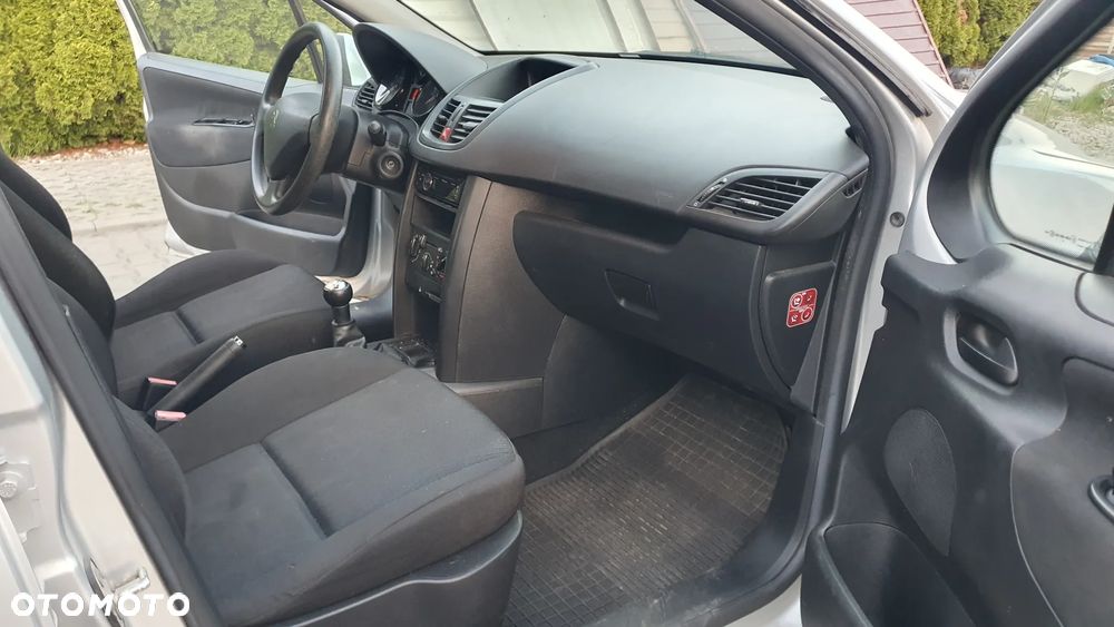 Peugeot 207 - 8