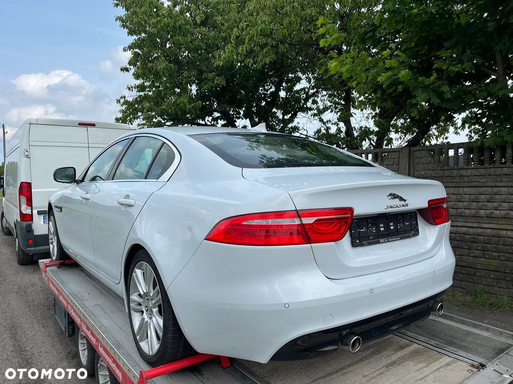 Jaguar XE 2.0 T R-Sport - 9