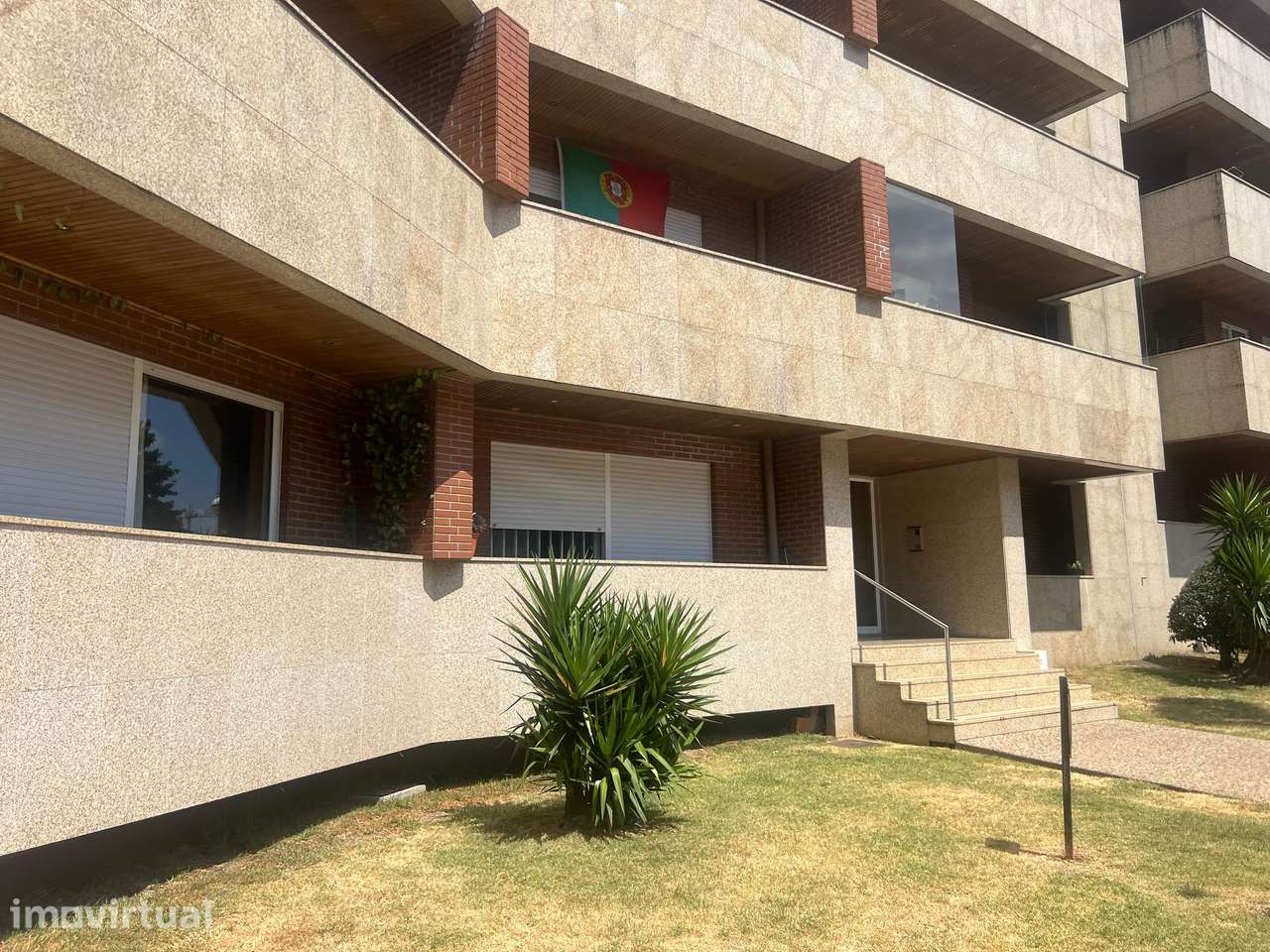 Apartamento T2 centro Barcelos, prédio Fersil, bem situado - Grande imagem: 2/7