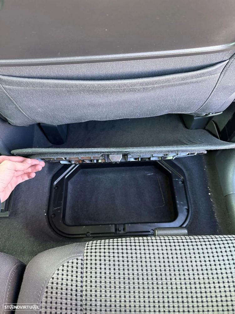 VW Touran 2.0 TDI Highline 7L - 22