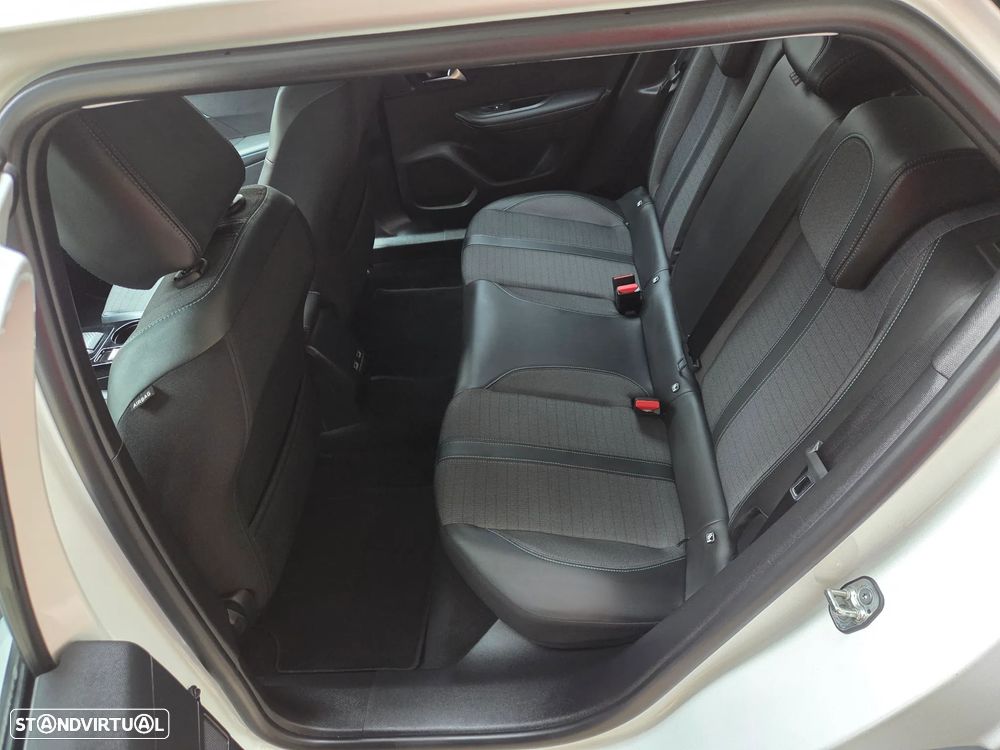 Peugeot 2008 PureTech 130 EAT8 Allure - 23