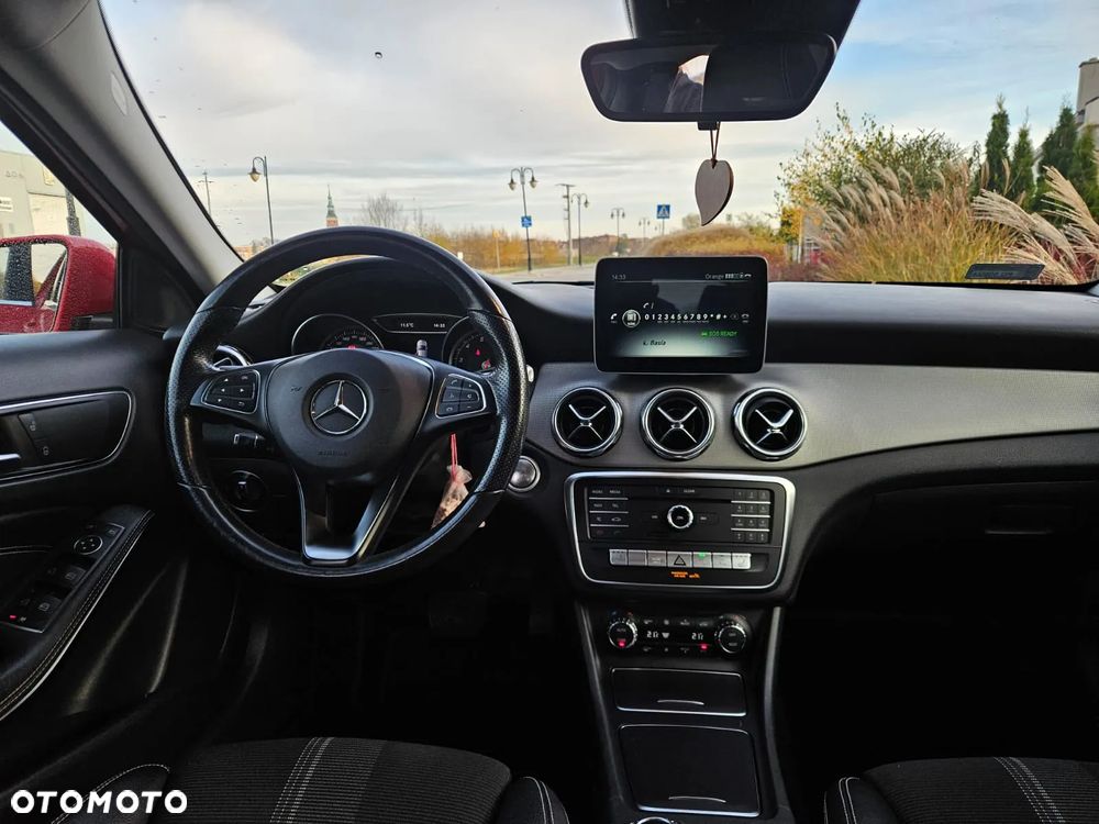 Mercedes-Benz GLA 200 7G-DCT - 11
