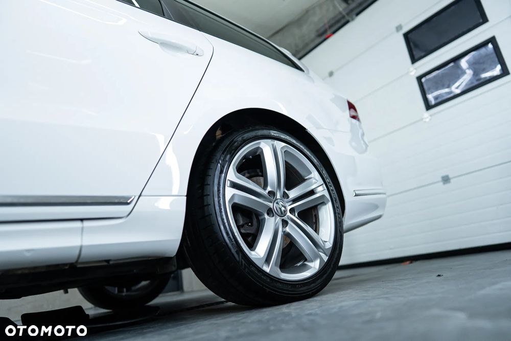 Volkswagen Passat 2.0 TDI DSG BlueMotion Technology R-Line - 8