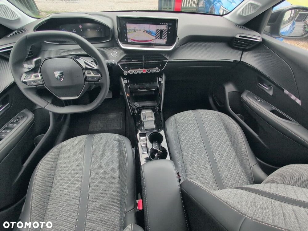 Peugeot 208 - 8