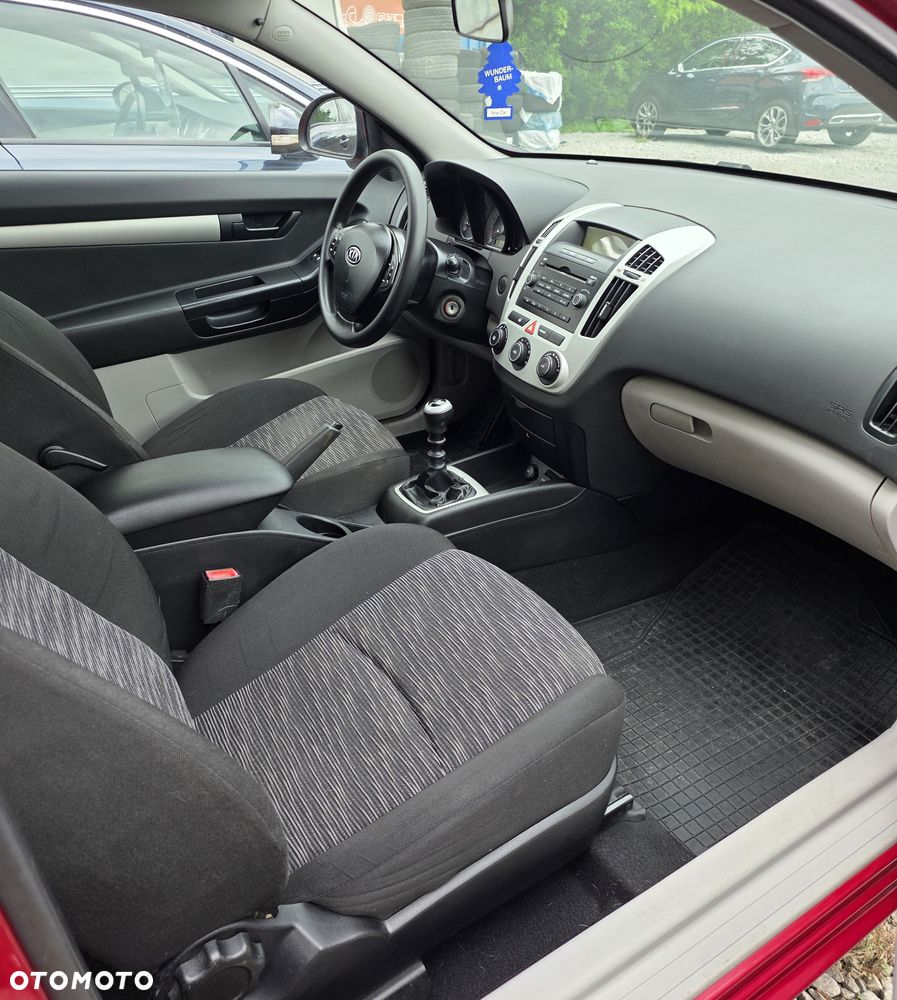 Kia Ceed - 11