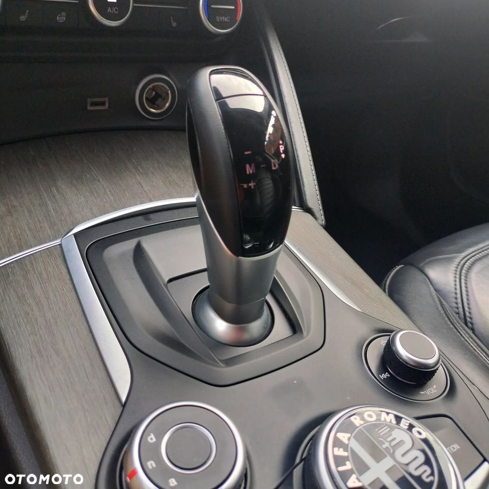 Alfa Romeo Stelvio - 10