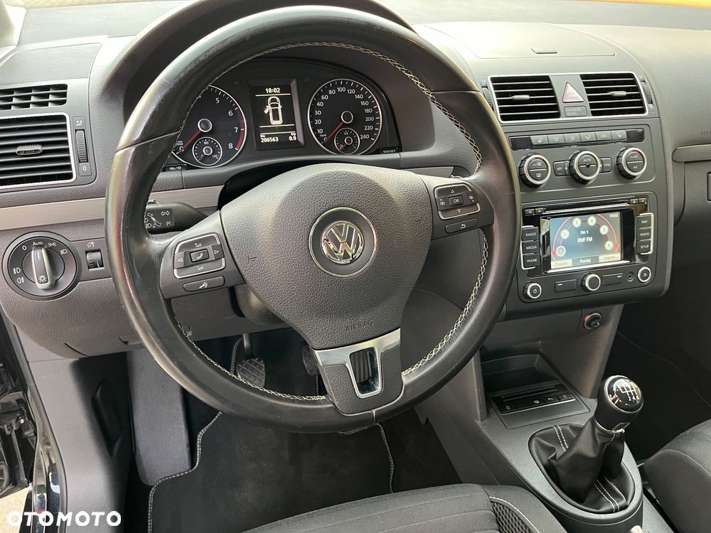 Volkswagen Touran - 12