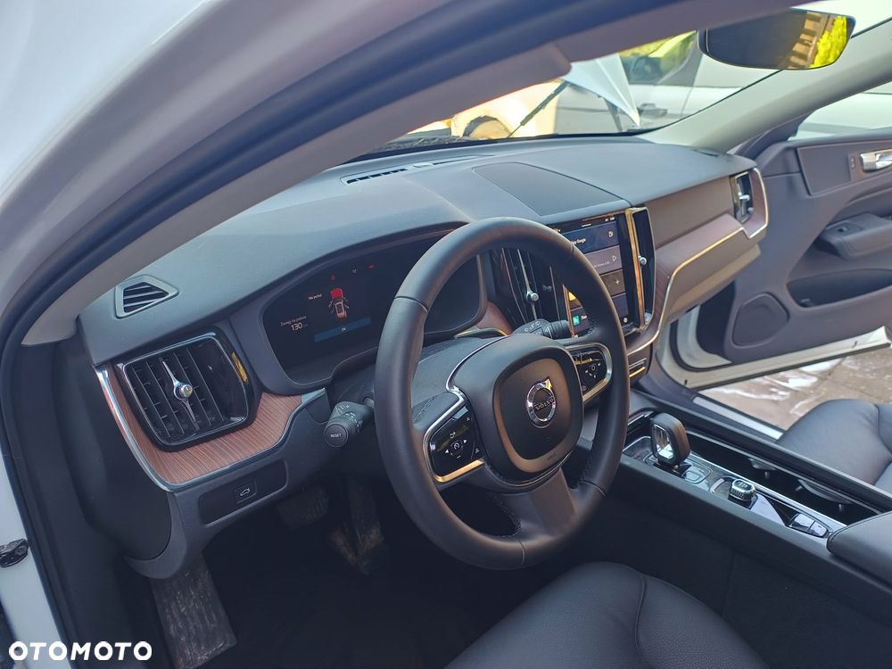 Volvo XC 60 B5 B AWD Plus Dark - 24