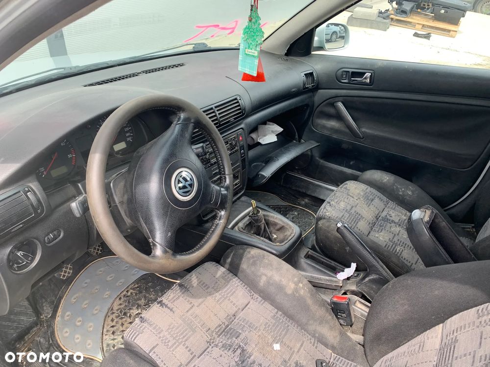 VW VOLKSWAGEN PASSAT 2000 *SAMOCHÓD NA CZĘŚCI* 1535  MASKA, LAMPA, DRZWI, LUSTERKO, ZDERZAK, GRILL, BŁOTNIK, KLAPA, BELKA, DESKA, FOTELE, KANAPA, ĆWIARTKA KIEROWNICA, TARCZE, ZACISKI, ZAWIESZENIE, KOMPLETNY PRZÓD, KOMPLETNY TYŁ, LICZNIK, ZEGARY, PRAWE LEWE PRZÓD TYŁ - 5