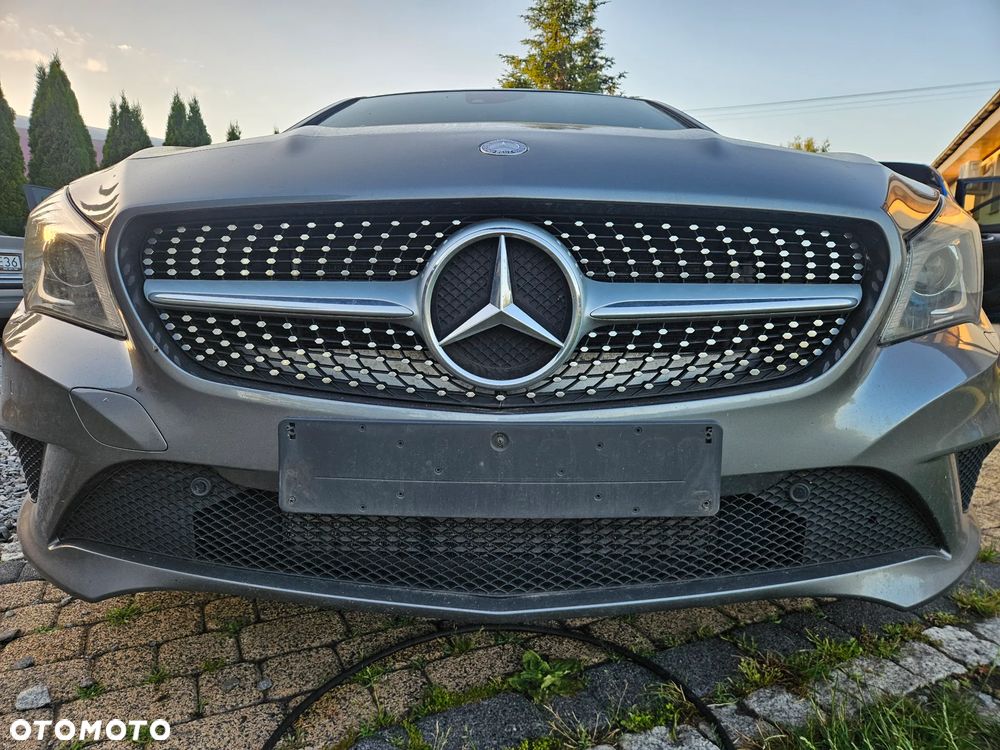 Mercedes-Benz CLA 180 Orange Art Edition - 3