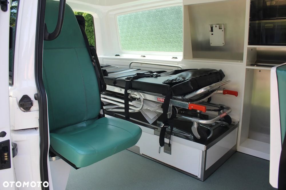 Volkswagen T5  AMBULANS KARETKA - 19