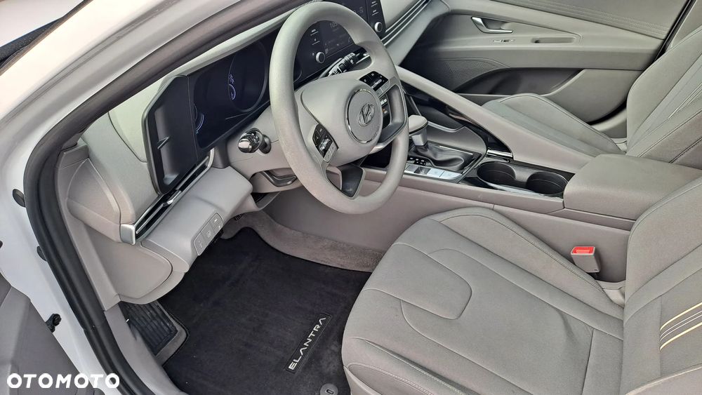 Hyundai Elantra ver-1-6-comfort - 18