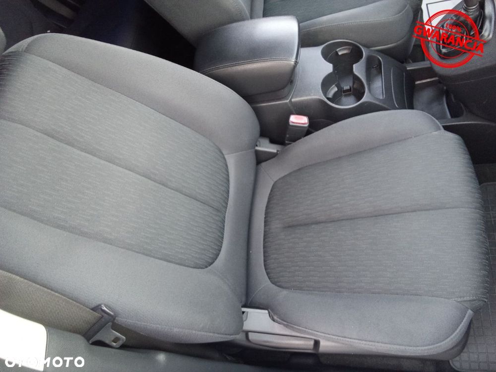 Kia Carens - 32