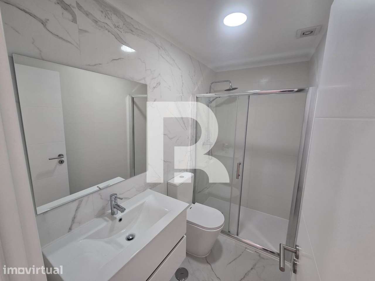 Apartamento T2 com varanda totalmente remodelado na Venteira - Grande imagem: 3/13