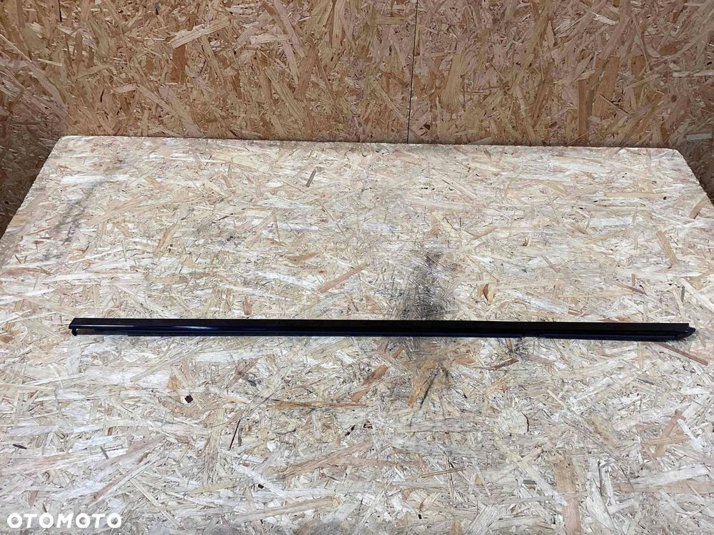 listwa zgarniająca drzwi przód lewa porsche macan 95b837475ea78 95b837475e - 1