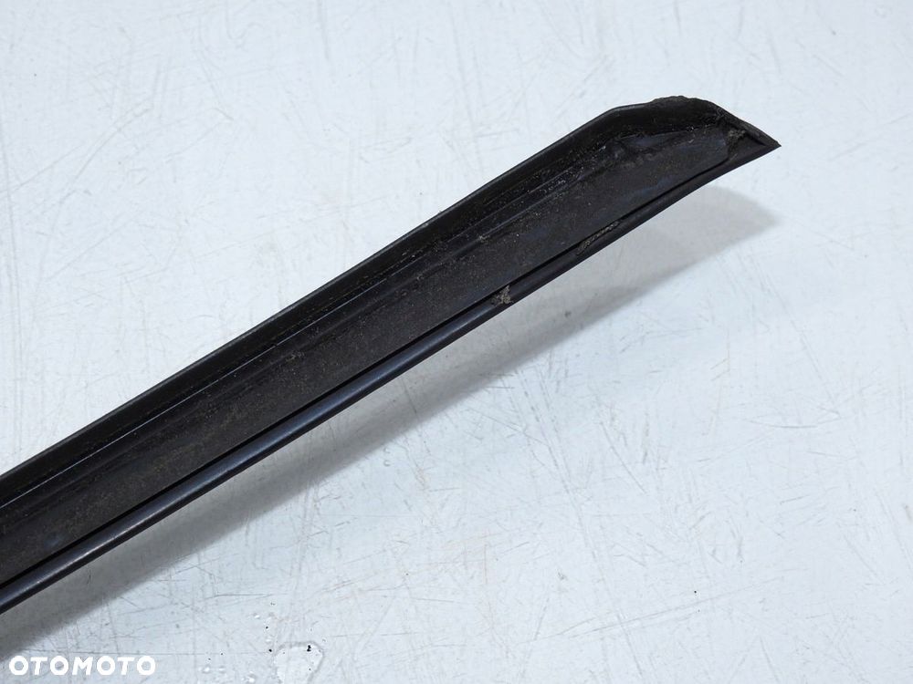 LISTWA SZYBY CZOŁOWEJ LEWA AUDI A4 B7 - 7