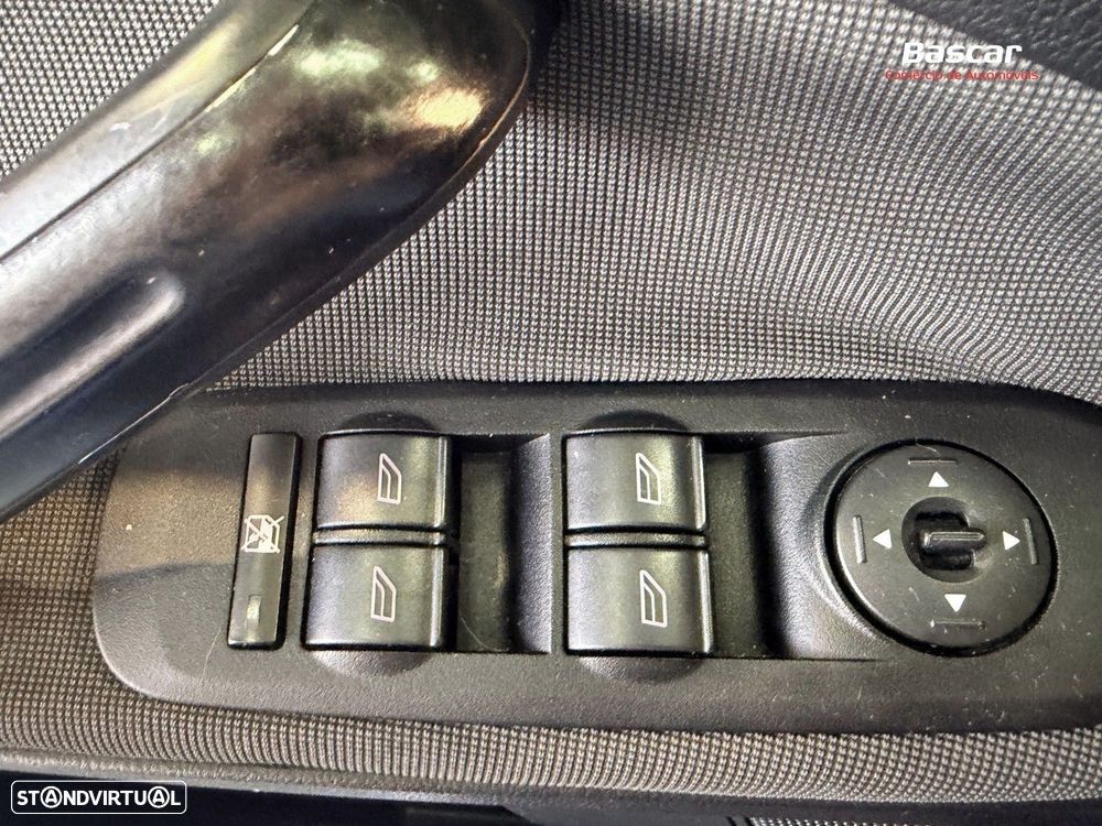 Ford S-Max 2.0 TDCi Titanium 7L - 25
