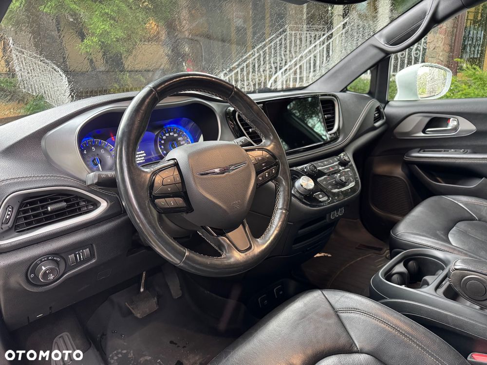 Chrysler Pacifica - 19