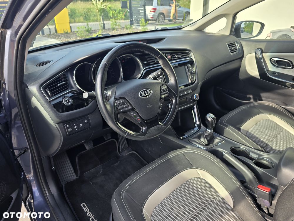 Kia Ceed 1.6 GDI Dream Team Edition - 16