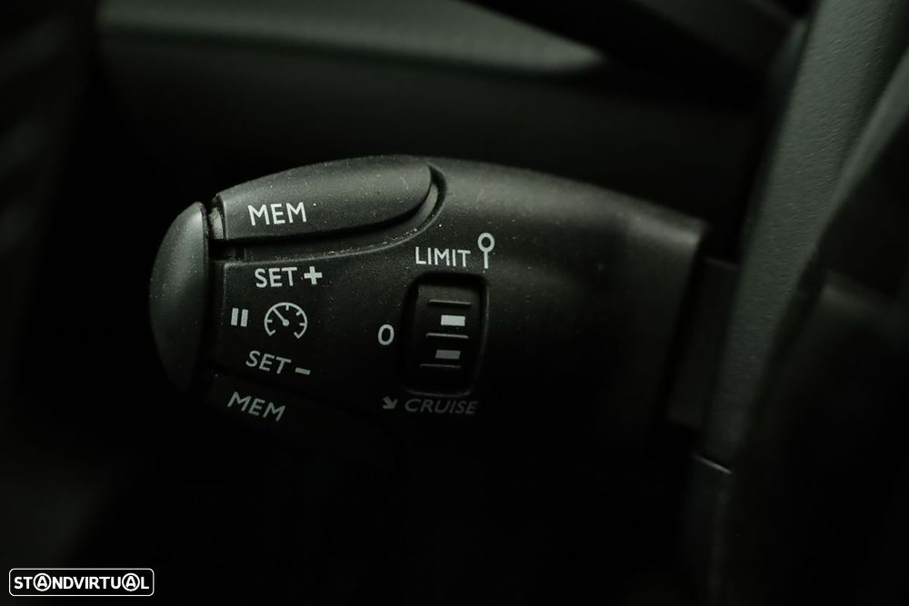 Peugeot 2008 1.2 PureTech Allure - 17