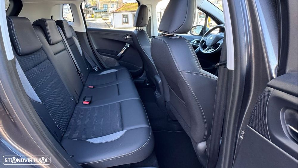 Peugeot 2008 1.2 PureTech Allure - 12