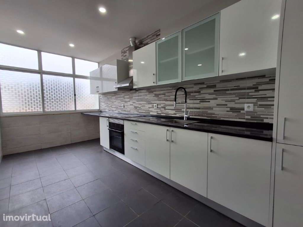 APARTAMENTO T1+1 NA RUA 26 DE JANEIRO - BAIXA DA BANHEIRA - Grande imagem: 3/17