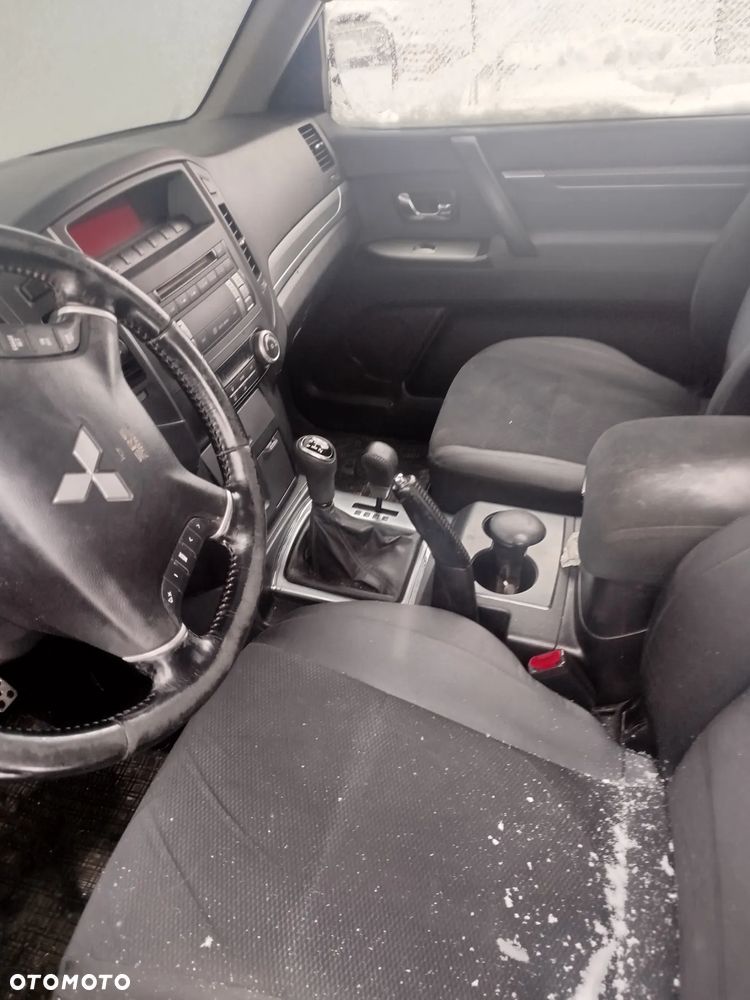 Mitsubishi Pajero - 16