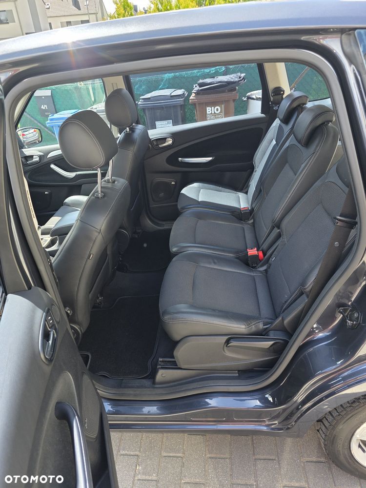 Ford S-Max - 13