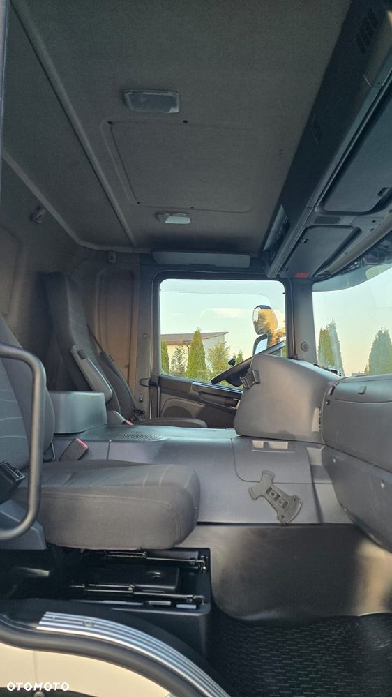 Scania P320 Euro 6 21 palet kontener super stan niski przebieg! kurierka rama do zabudowy laweta - 16