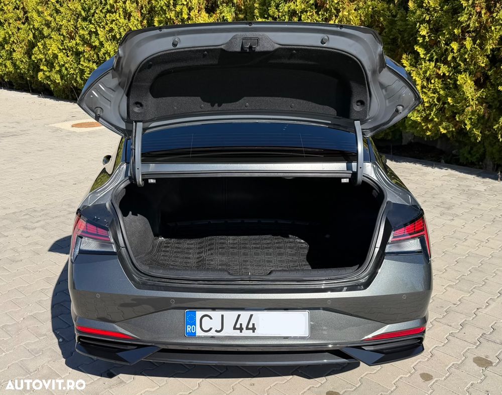 Hyundai Elantra - 11