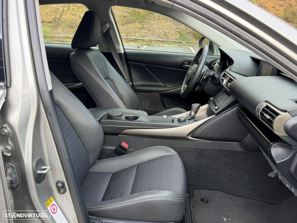 Lexus IS 300H Pack Executive+ - 31