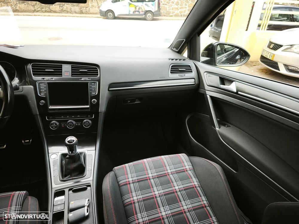 VW Golf GTI Performance BlueMotion - 28