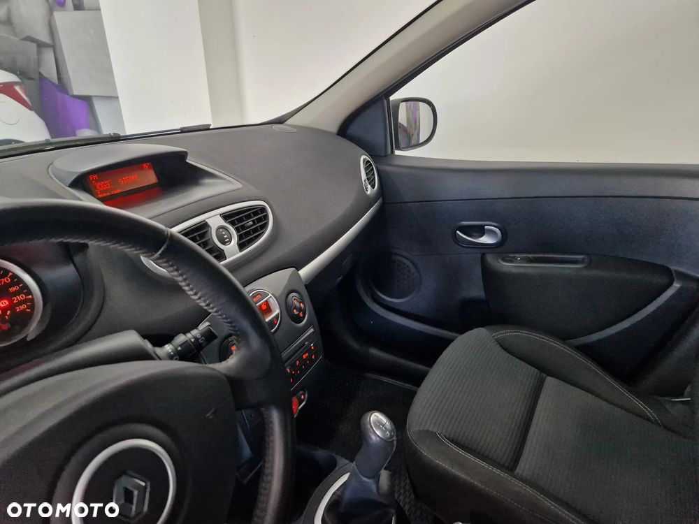 Renault Clio - 23