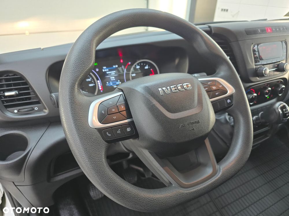 Iveco DAILY 50C18 / 35C18 DOKA SKRZYNIA DŁUGA3,81cm + SKRZYNIA NA NARZĘDZIA DEMONTOWANA HAK 3500Kg TEMPOMAT KLIMA 31 Tyś km SERWIS DO OSTATNIEGO Km ASO IVECO NA GWARANCJI - 31