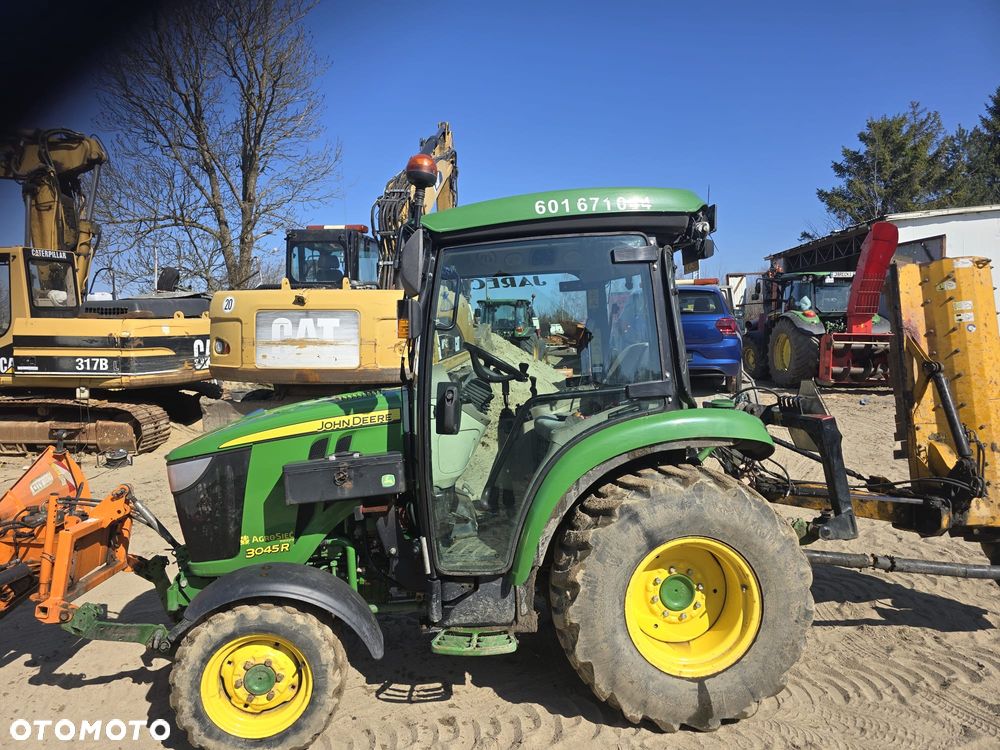 John Deere 3045R - 3