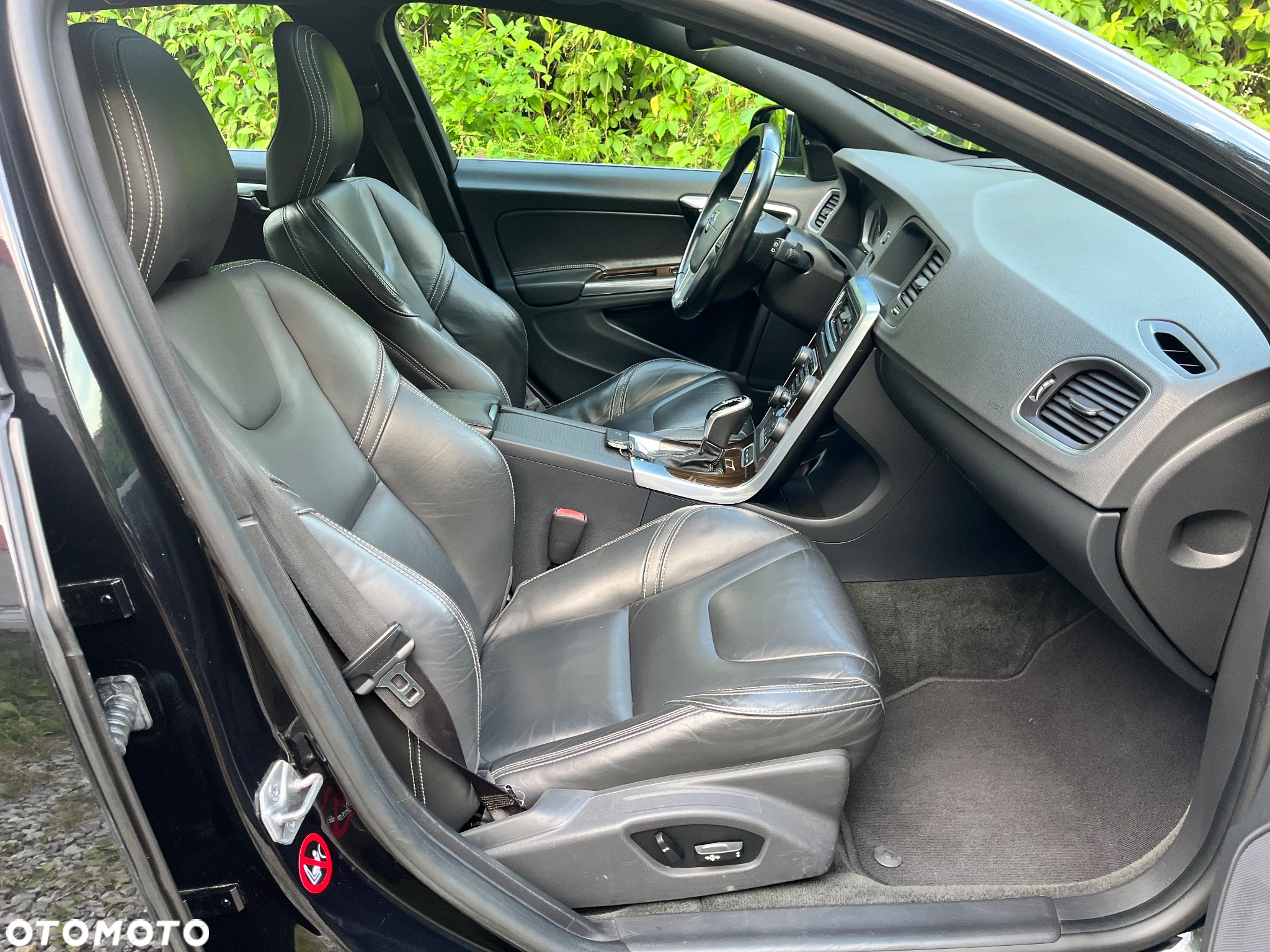 Volvo V60 D6 AWD Plug-in Hybrid R-Design Summum - 18