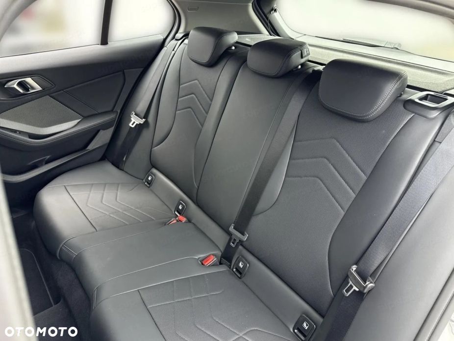 BMW Seria 1 120 mHEV - 12