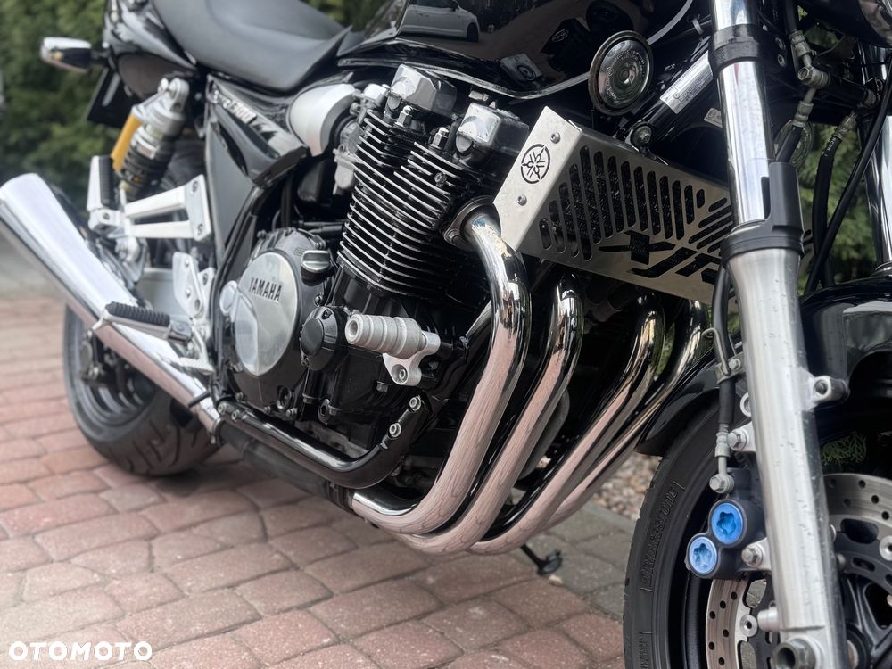 Yamaha XJR - 16
