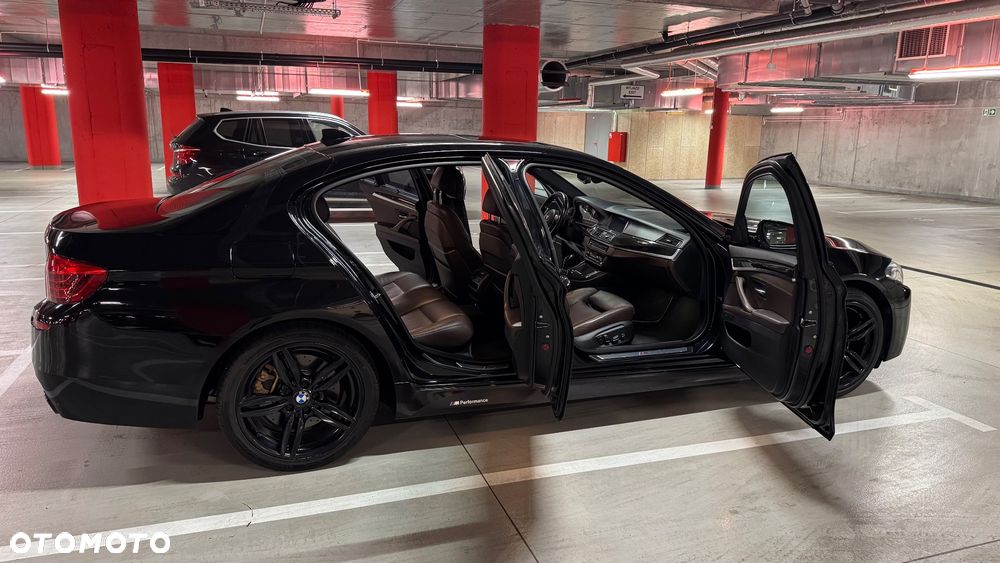 BMW Seria 5 550i xDrive - 11