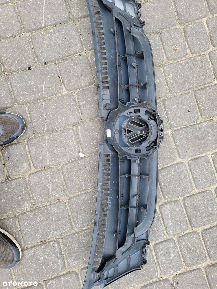 Gril atrapa vw golf 5 plus lakier la7t bez uszkodzeń - 2