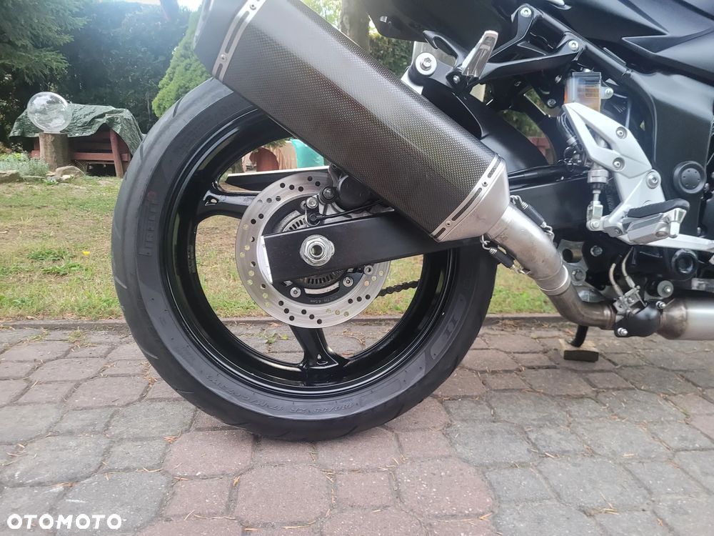 Suzuki GSR - 11