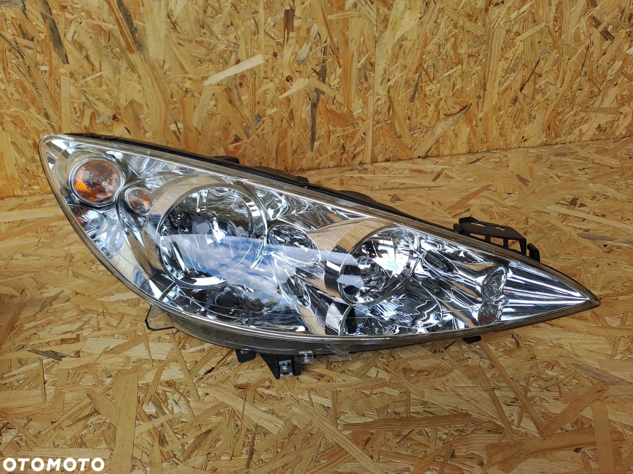 Lampa Przód Przednia Prawa Peugeot 308 SW T7 07-13r. - 1