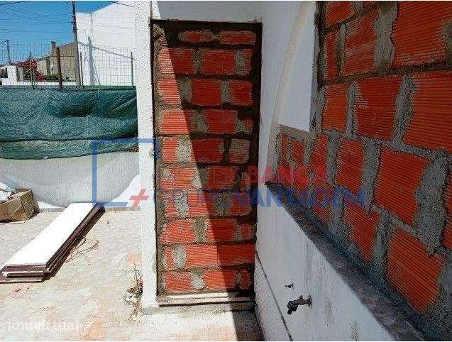 Moradia T3, de 2 pisos, implantada em terreno com 155m², em Elvas - Grande imagem: 4/9