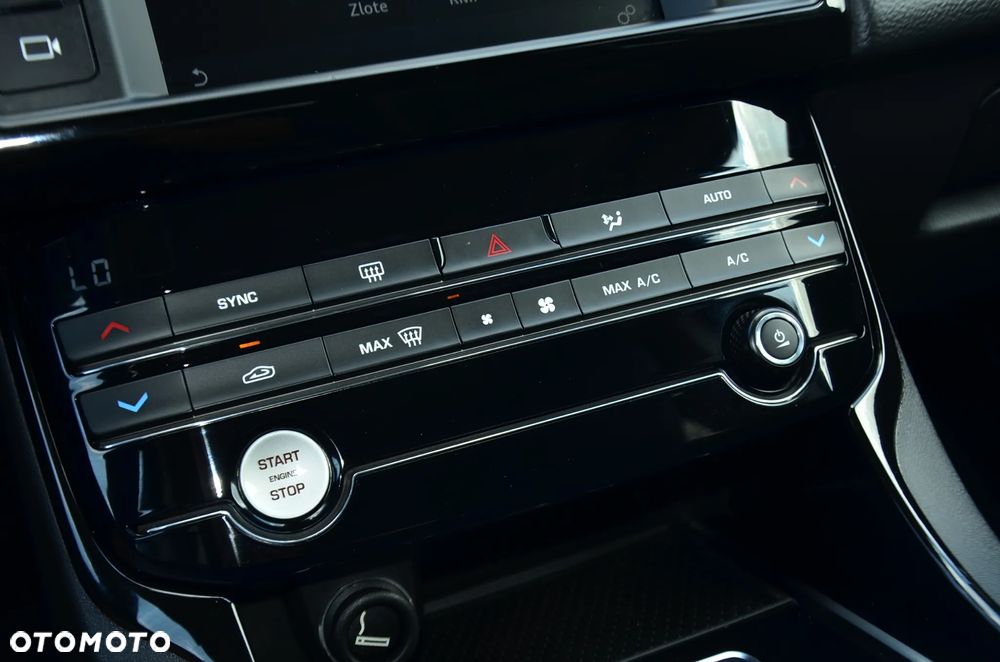 Jaguar XE 2.0 D Prestige - 28