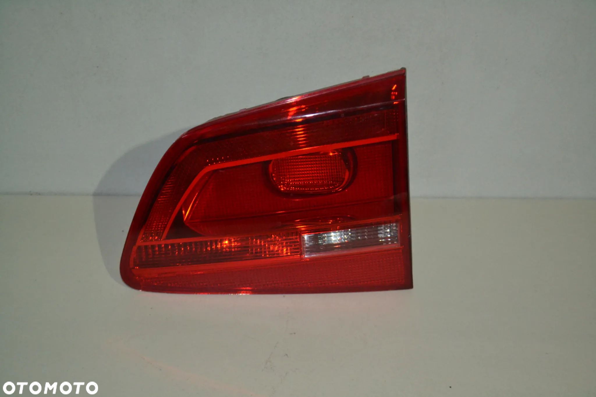 VW TOURAN 10-15 LAMPA TYŁ TYLNA PRAWA W KLAPĘ KPL Z WKŁADEM 1T0945094 - 1