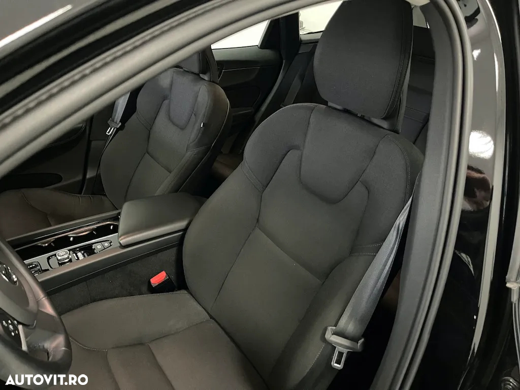 Volvo XC 60 B4 MHEV AWD Momentum - 8