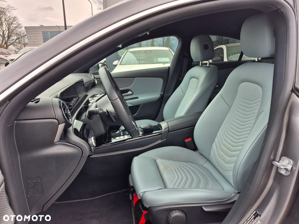 Mercedes-Benz CLA 180 7G-DCT - 20